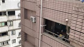 （１６：９）
一名網友在爆廢公社公開版PO文，感嘆冷氣師傅真難賺，把冷氣裝在危險的地方。（圖／翻攝自爆廢公社公開版）