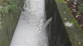 高雄環保局查獲大理石加工廠涉偷排廢水（2）高雄市環保局10日循線在鳳山溪上游巡查，發現某大理石加工廠將裁切石材所產生的廢污水直接排至廠區外排水溝，造成排水溝污染呈乳白色，將依法裁處。（高雄市環保局提供）中央社記者王淑芬傳真　108年9月10日