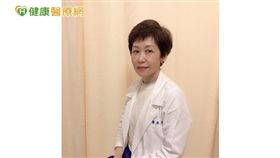 新光醫院一般外科及乳房中心主任鄭翠芬表示，使用新的標靶藥物CDK4/6抑制劑口服搭配停經針後，原本在肝臟的3顆腫瘤，縮減成1顆。