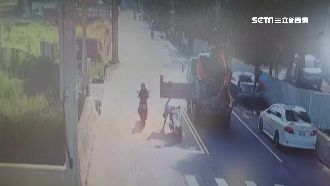 沒拴緊？貨車斗門甩開對向騎士遭擊中
