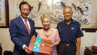 郭台銘贈柯媽月餅…16字紙條曝光！