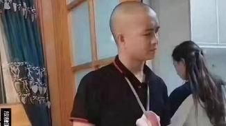 炫富新招!陸男脖掛豬肉:哥有的是錢