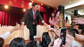 郭台銘參選假動作？凌遲韓國瑜、拉下吳敦義　為黨主席鋪路
圖周刊王，文末請附連結https://www.ctwant.com/