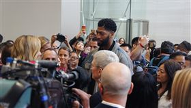 NBA球星體驗蘋果新品蘋果公司（Apple）10日舉辦新品發表會，推出3款新iPhone，NBA洛杉磯湖人隊球星戴維斯（Anthony Davis，人群中間穿藍色外套者）意外現身新品體驗區，與蘋果執行長庫克（Tim Cook）近距離交流。中央社記者吳家豪舊金山攝  108年9月11日