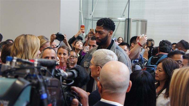 蘋果新機發表會　湖人球星戴維斯現身