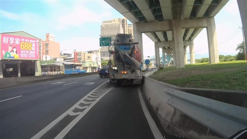 混凝土車疑閃車衝機車道　騎士險遭撞