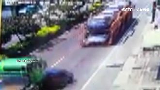 疑視線死角！小車遭聯結車推撞轉圈