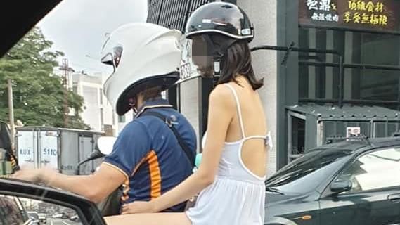 白皙正妹後座喬奶　網：擋到我視線了
