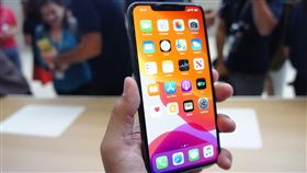 iPhone新機配備OLED螢幕蘋果公司10日在美國總部Apple Park發表3款新iPhone，圖為體驗區展示的iPhone 11 Pro，配備OLED螢幕。中央社記者吳家豪舊金山攝  108年9月11日