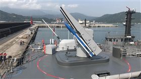總統視導蘇澳基地  首次登艦出海總統蔡英文13日在海軍蘇澳基地，視導國軍要港防衛與快速應變能力測考。這也是蔡總統上任以來，首次登艦出海。中央社記者徐肇昌攝  107年4月13日
