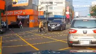六叉路口交通亂！大媽單車鬼切遭撞飛