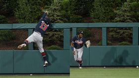 ▲勇士亞古納（Ronald Acuna Jr.）沒收全壘打後掉球，打者金格利（Scott Kingery）跑出場內全壘打。（圖／美聯社）