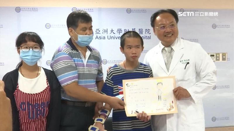 左頭顱骨摔成13片　奇蹟男孩出院了