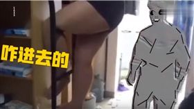 男大生穿內褲下床…胖腿慘被床梯卡死(圖／翻攝自YouTube)

