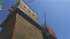 北市廣慈北區社宅上梁  111年完工台北市都發局11日舉行廣慈博愛園區北區D、E標社會住宅上梁典禮，全區興建4棟大樓，將提供1044戶社宅，1、2樓以下規劃設置社福設施，預定民國111年5月完工。建案將落實智慧城市及綠建築精神，納入智慧水表、電表、瓦斯表等智慧3表。中央社記者劉建邦攝  108年9月11日