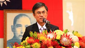 新任中科管理局長許茂新  目標打造兆元產值園區中部科學園區管理局11日舉辦新任局長布達典禮，由代理局長許茂新（圖）真除升任；許茂新致詞表示，面對中美貿易戰升溫，提出7項產業策略，將鏈結產學資源協助園區產業AI化，目標打造中科成為兆元產值園區。中央社記者蘇木春攝　108年9月11日