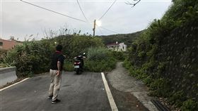 新北金山跳石聯絡道拓寬　便利居民生活新北市金山區永興里跳石聯絡道原因寬度不足（上），遇緊急醫療需求，救護人員只能徒步扛著擔架進出；金山區公所拓寬後日前開放民眾使用（下），現在小型汽車已可通行至民宅門前，便利居民生活。（金山區公所提供）　中央社記者葉臻傳真　108年9月11日