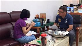 兒收兵單失聯  母求助警官6小時找到他新北市謝姓男子接到兵單後離家失蹤，謝男母親（左）擔心兒子成了逃兵，焦急跑到基隆向尋人高手基隆第一警分局組長許耀彬（右）求助，許耀彬不負所託，6小時找到謝男，謝男10日已在高雄順利入伍。（翻攝照片）中央社記者王朝鈺傳真  108年9月11日