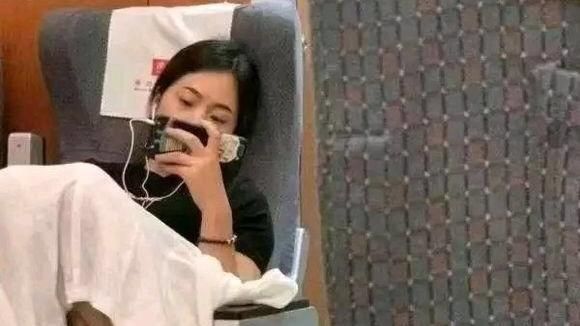 正妹盤坐曝春光　手指位置掀網暴動