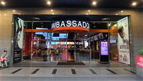 ▲安潔莉娜裘莉的新片《黑魔女2》和布萊德彼特的新片《星際救援》巧妙在戲院門口的巨幅廣告對看。（圖／讀者提供）