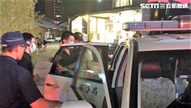 台北市陳姓男子帶著曾姓女友四處流浪，找來林姓男子搬行李卻被害慘，警方查獲兩人持有安非他命及改造手槍，訊後依毒品及槍砲等罪送辦（楊忠翰攝）