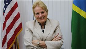 １６：９
美大使會索羅門總理  稱台灣是索國絕佳夥伴美國駐索羅門大使艾伯特格雷10日會見索國總理時向他表示，美國支持索國與台灣的良好關係，也提到索國與中國建交可能面臨的挑戰。中央社記者石秀娟荷尼阿拉攝 108年9月11日