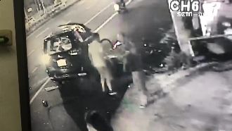 賓士左轉撞車…駕駛翻兩圈命大走下車