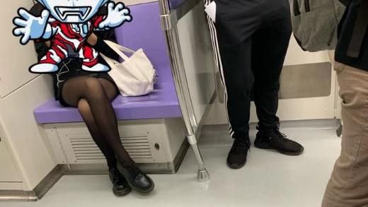 坐姿太歪！他公審捷運黑絲妹　網戰翻