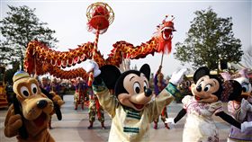 (16:9)上海迪士尼允許帶食物　民眾卻憂亂象重演部分中國網友與消費者擔心上海迪士尼放寬攜帶食品規定後，各種飲食亂象將重演，影響遊園體驗。圖為上海迪士尼慶祝2017年新年的畫面，米奇和夥伴們用舞龍的方式迎接中國農曆年到來。（中新社提供）中央社　108年9月11日