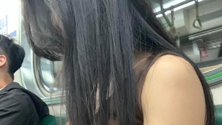 坐火車巧遇長髮正妹　轉頭炸出足球奶