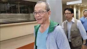 美麗華家族成員，美亞鋼鐵董事長黃春發涉嫌以海外假交易掏空資產達3億多元，遭台北地建署搜索傳喚，訊後被以300萬元交保。似乎知道媒體守候，還沒出法警室便小跑步躲避媒體追問。（圖／記者楊佩琪翻攝）
