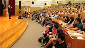 諾貝爾獎得主中村修二興大開講諾貝爾物理學獎得主中村修二（左）11日受邀到國立中興大學演講，暢談研發藍光LED的歷程與對人類的影響，以及他自身奮鬥的過程，吸引眾多師生與相關產業研發人員前往聆聽。（中興大學提供）中央社記者趙麗妍傳真  108年9月11日