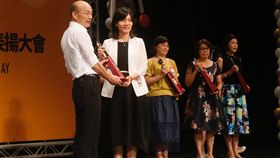 韓授獎迴避握手  幼兒園長聲明盼勿製造對立高雄市長韓國瑜（左）11日出席108年度資深暨特殊優良教師表揚大會，獲頒特殊優良教育人員的高雄市立前金幼兒園長鄭淑蓮（左2）迴避與韓國瑜握手，她透過教育局聲明指出「本意非如此，相關報導不要再製造對立」。中央社記者董俊志攝  108年9月11日