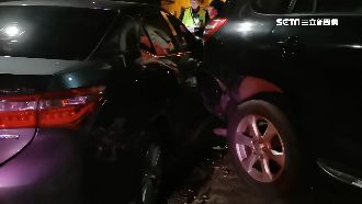 沒注意到花盆　年輕駕駛慘撞騎樓3車