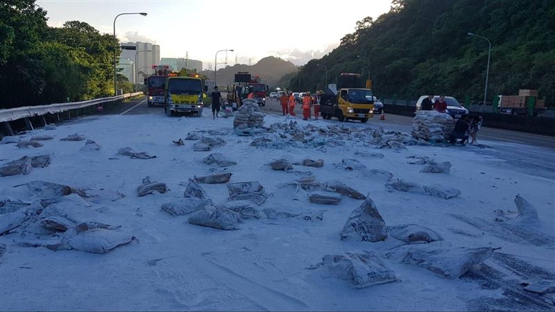 貨車自撞石灰灑滿地　害汐止居民塞翻