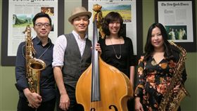 爵士演奏家徐崇育  與樂團成員紐約演出爵士低音提琴演奏家徐崇育（左2）美東時間11日在紐約演出，和Soy La Ley樂團成員潘子爵（右1）、潘恒健（左1）與經理陳思含（右2）合影。中央社記者尹俊傑紐約攝  108年9月12日