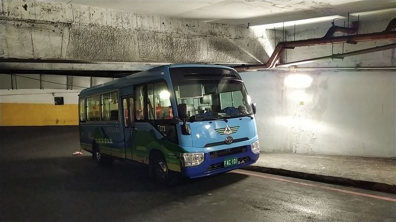基隆市公車卡迴車塔！輪胎洩氣脫困
