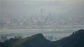 背風側,擴散條件差,亮橘燈,友善降載,戴口罩(圖/中央社)