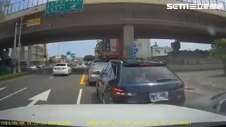 轎車爭道「親」前車尾　國5前爆衝突