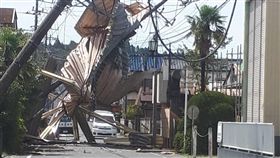 颱風法西9日以日本關東史上最強等級颱風之姿重創千葉縣，成田機場聯外交通中斷成「陸上孤島」，特別是到今（12）日仍有34萬多戶停電，部分地區慘況更有如地震及海嘯侵襲。（圖／翻攝自@Artist_Donan）