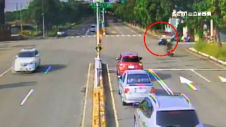 男路口闖紅燈狠撞！女騎士頭受創昏迷