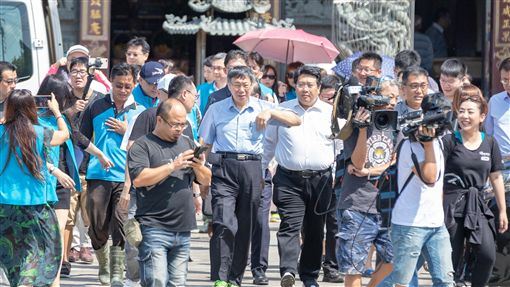 柯粉布2千連署點　待郭台銘宣布啟動