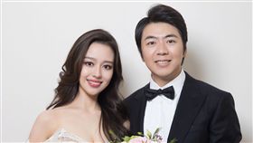 郎朗結婚了…娶小12歲混血鋼琴家　白紗只遮「三角」辣翻
圖翻攝自郎朗微博