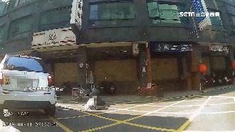 機車超車逆向！轎車出停車場就相撞