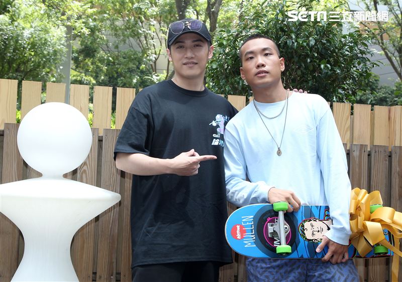 嘻哈俠客許時發行最新國語專輯好友熊仔送上滑板禮物祝福。（記者邱榮吉/攝影）
