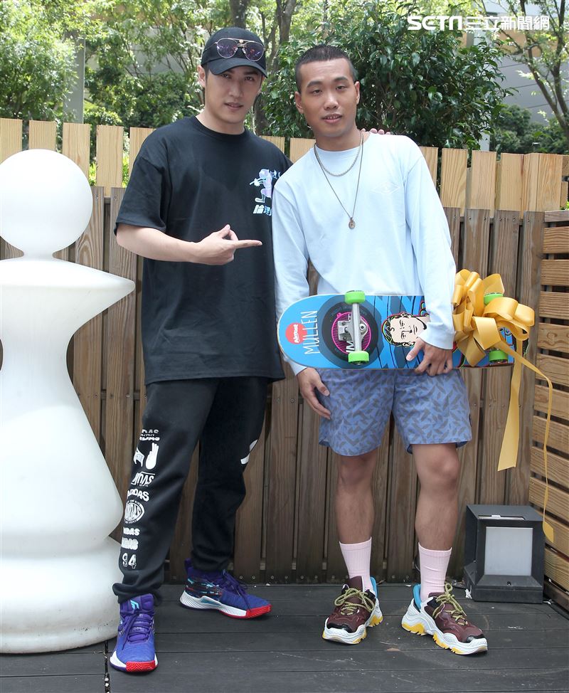 嘻哈俠客許時發行最新國語專輯好友熊仔送上滑板禮物祝福。（記者邱榮吉/攝影）