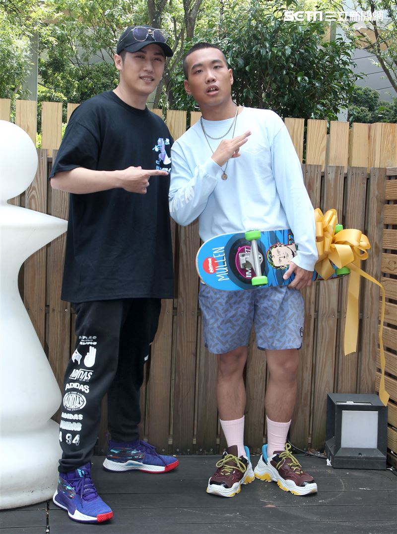 嘻哈俠客許時發行最新國語專輯好友熊仔送上滑板禮物祝福。（記者邱榮吉/攝影）