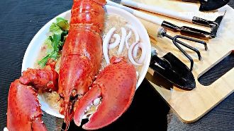 海鮮麵線混搭風！放上超大波士頓龍蝦