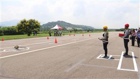 全國首座遙控無人機術科試場啟用（2）民航法增訂遙控無人機專章109年3月底施行，因應法規上路，全國首座術科測驗場地12日在苗栗縣後龍溪畔啟用，啟用典禮後由國家中山科學研究院航空研究所專業飛手示範考照流程。中央社記者管瑞平攝  108年9月12日