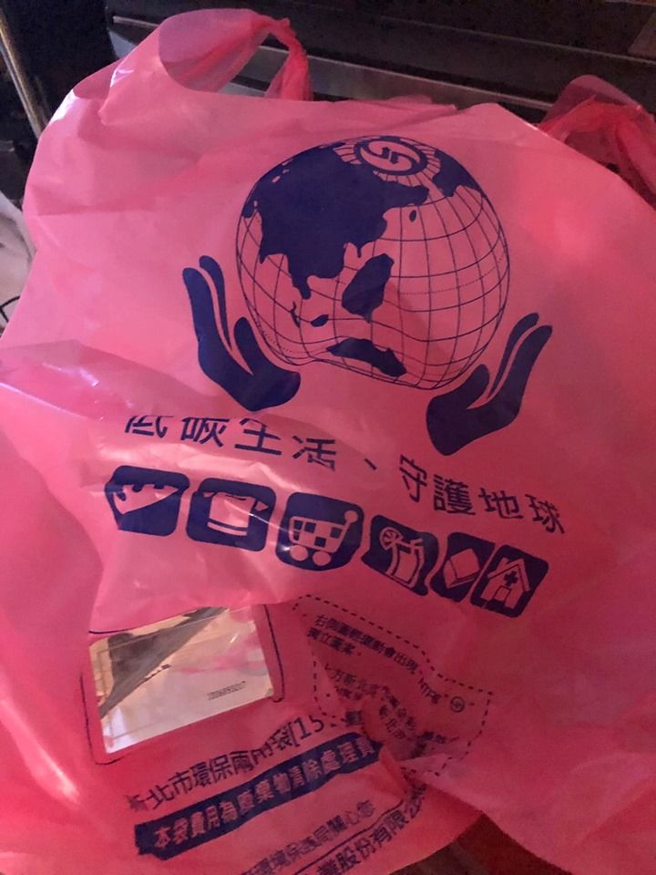有民眾在多家超商購買1元塑膠袋，共累積3346張發票，並獲得8500元獎金。（圖／資料照）